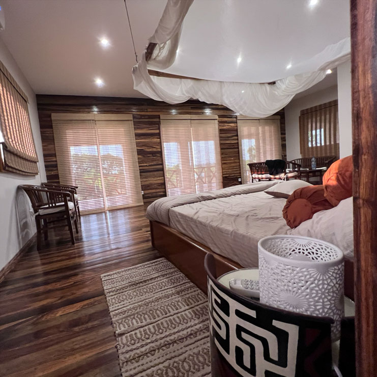 Une chambre de Ndossi Village, avec lit et moustiquaire