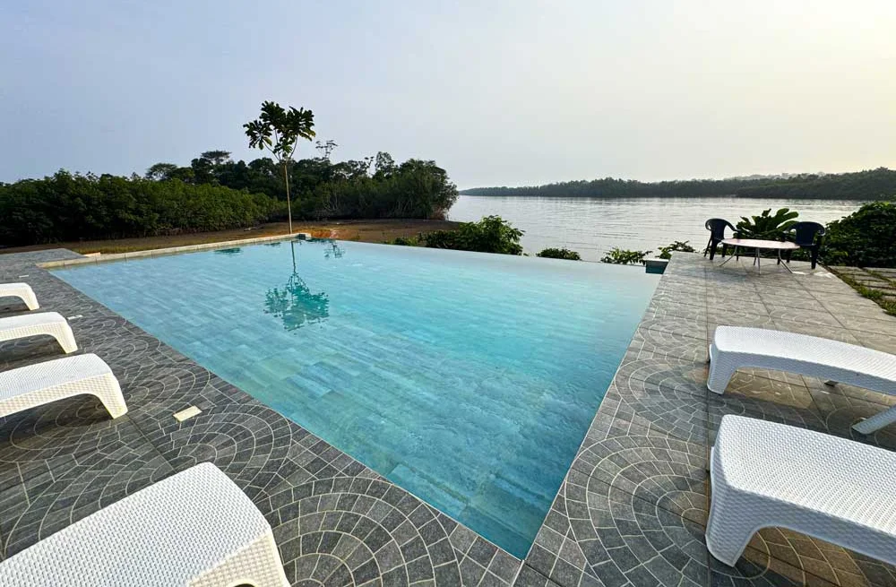 La piscine face à la rivière Tsini