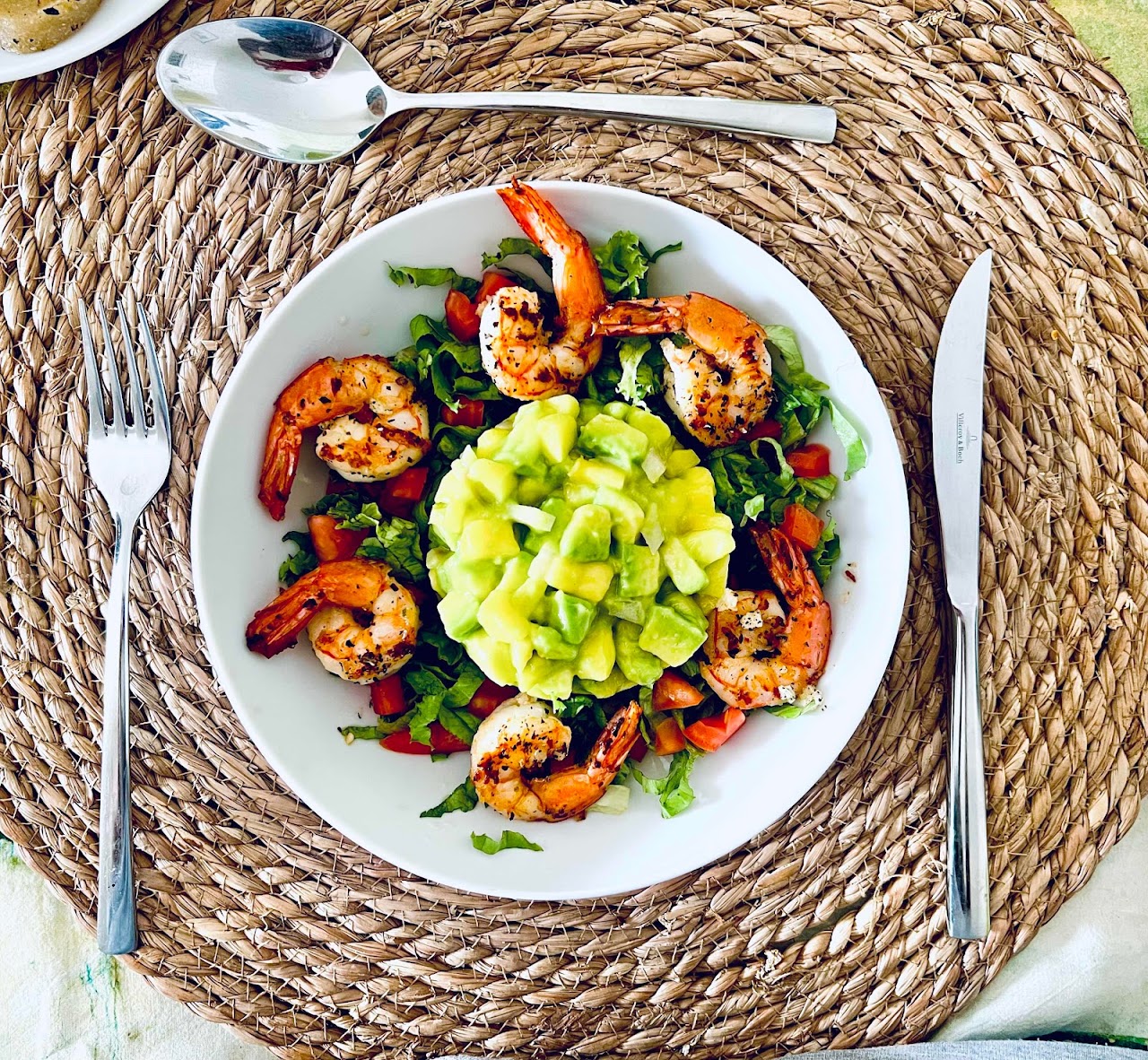 Assiette de poisson et de légumes à la table de Ndossi Village