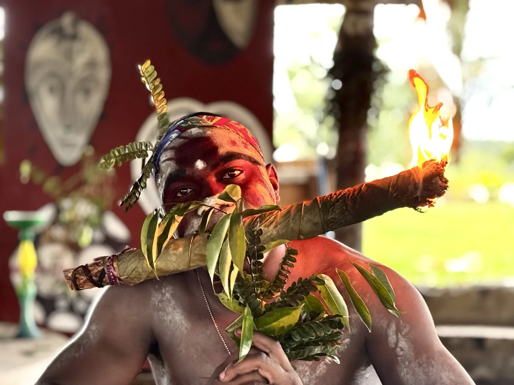 Un musicien joue d’un instrument traditionnel