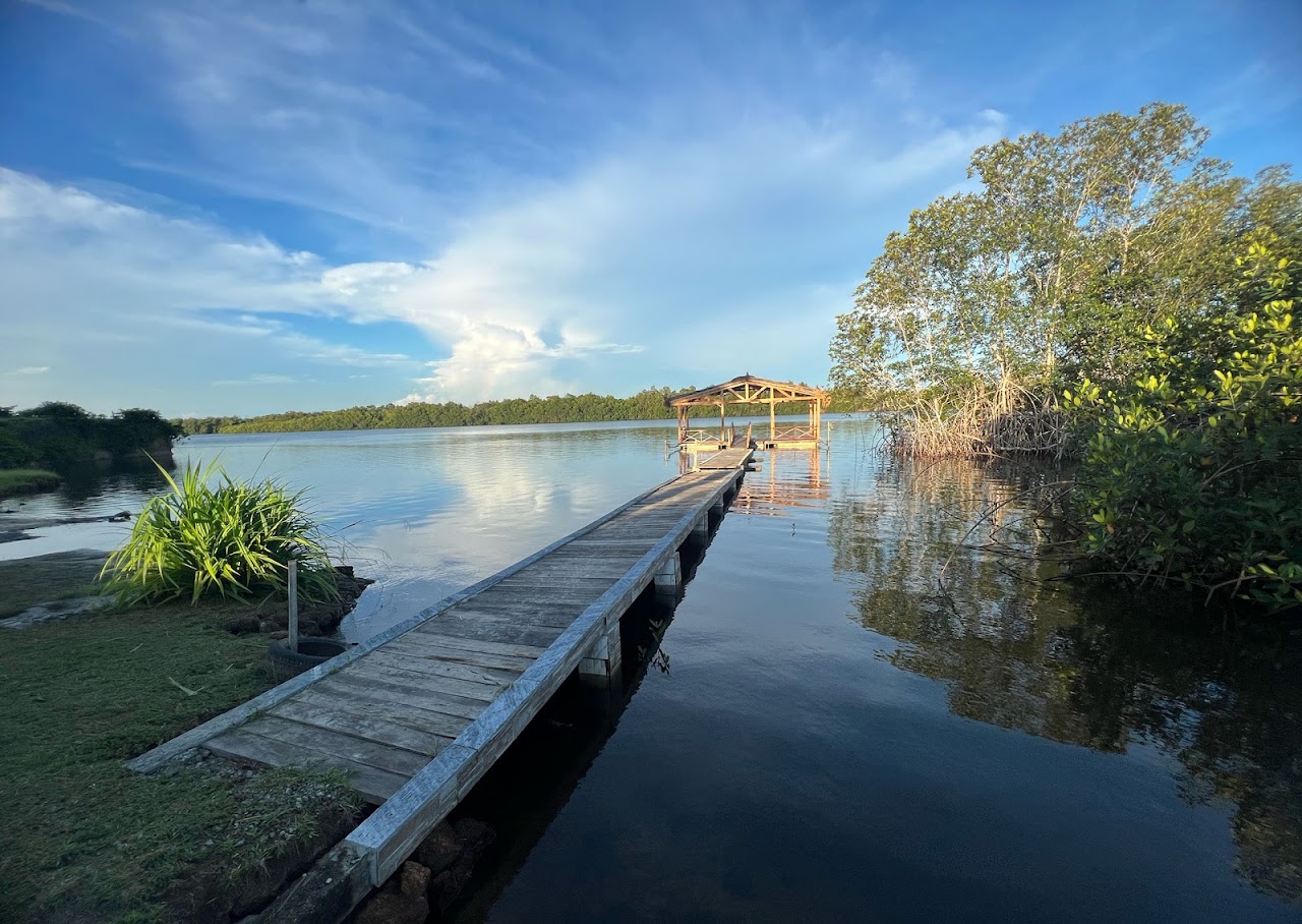 Paillote et ponton de Ndossi Village au bord de la rivière Tsini à Akanda