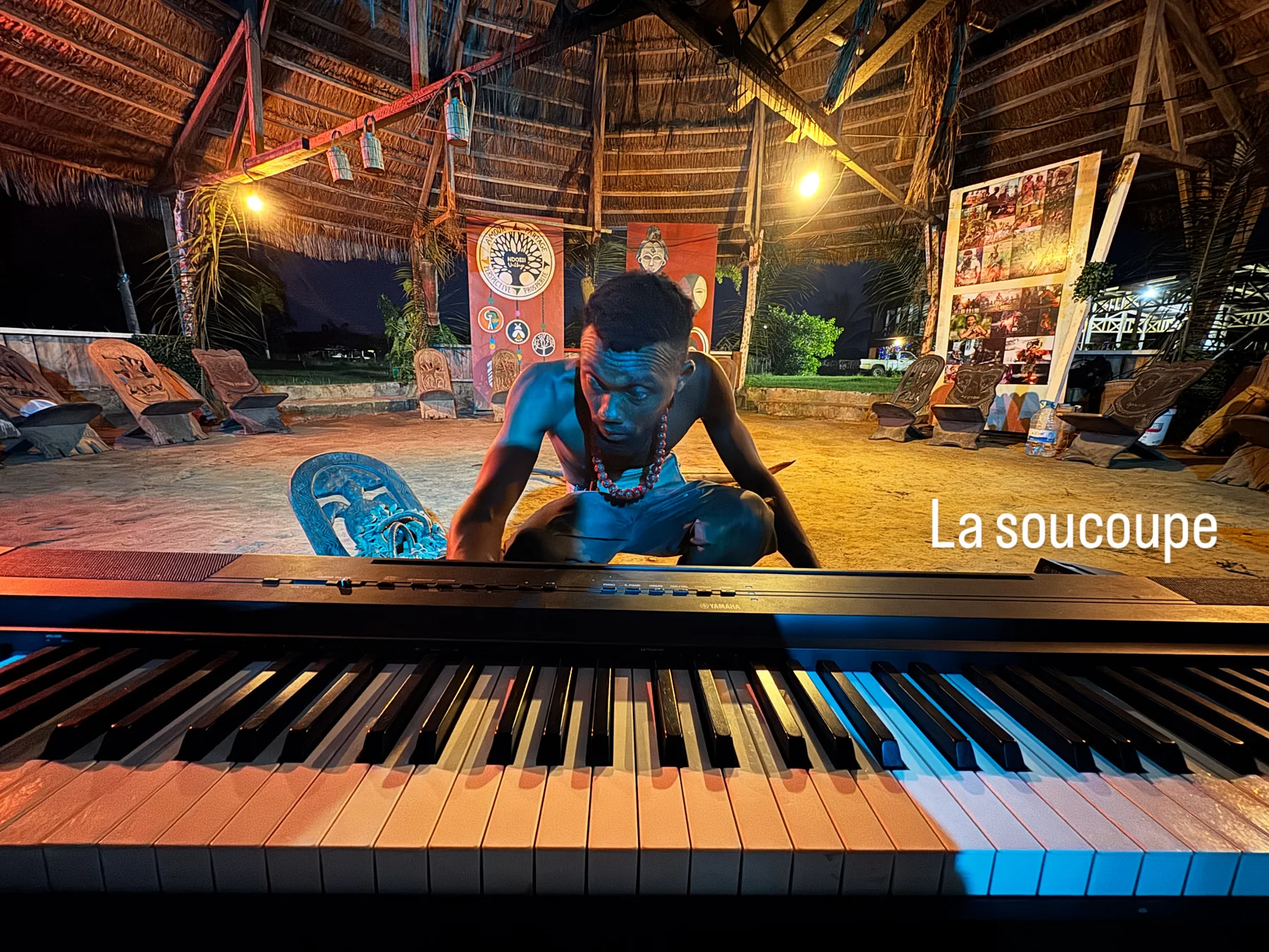Le piano et les musiciens dans la Soucoupe